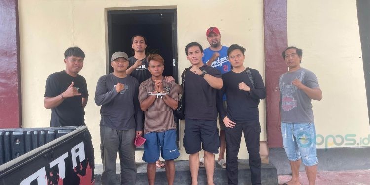 Terduga pelaku (tengah) yang masuk ke dalam rumah warga dan nyaris memperkosa ABG diamankan petugas Polres Pohuwato