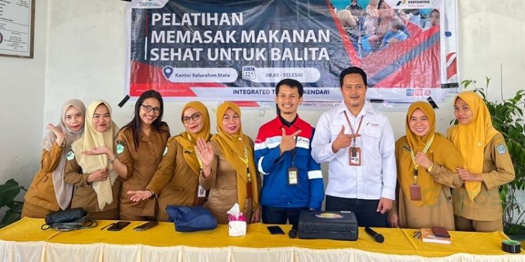Kegiatan Pelatihan Memasak Makanan Sehat untuk Balita melalui Program Gizi Mata Seimbang (GMS), berlangsung di Kelurahan Mata, Kecamatan Kendari, Kota Kendari.