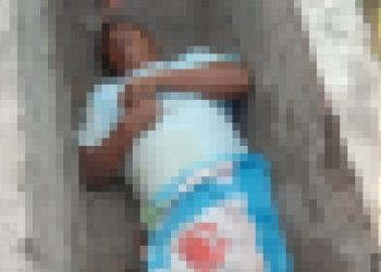 Warga Desa Tingkohubu Timur, Kecamatan Suwawa, Bone Bolango digegerkan dengan penemuan mayat di drainase atau selokan, Senin (9/6/2025) sore tadi.