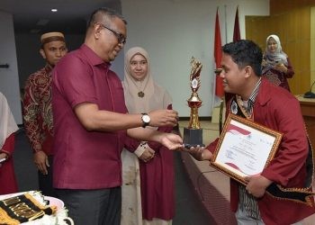 Mohamad Alwi Hasan, mahasiswa perwakilan Fakultas Ilmu Pendidikan sebagai terbaik 1 Pilmapres tingkat UNG untuk kategori sarjana