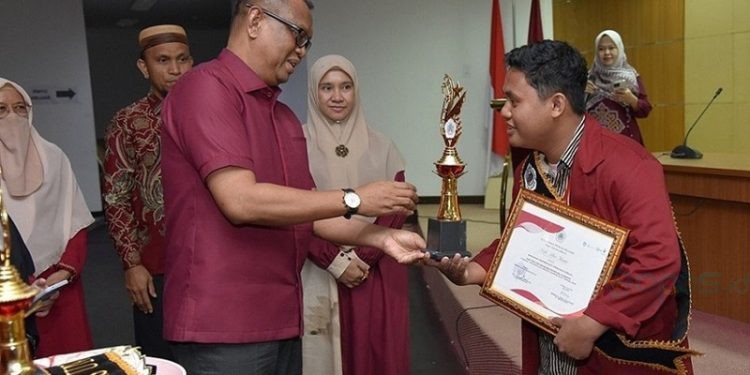 Mohamad Alwi Hasan, mahasiswa perwakilan Fakultas Ilmu Pendidikan sebagai terbaik 1 Pilmapres tingkat UNG untuk kategori sarjana