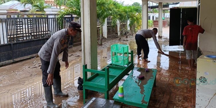 Personil Subsektor Wanggarasi terjun langsung membantu warga pasca banjir di Kecamatan Wanggarasi, Sabtu (21/06/2025) (Istimewa)