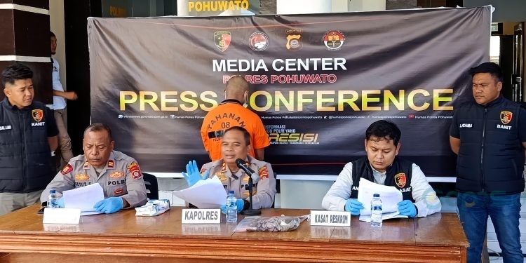 Kapolres Pohuwato, AKBP Busroni, menyampaikan keterangan pers terkait kasus pencabulan yang terekam CCTV di Desa Taluduyunu.