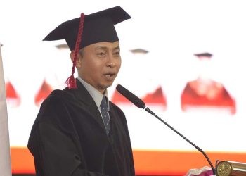 Prof Nurdin saat memberikan Orasi Ilmaih di Auditorium Foto: H.UNG