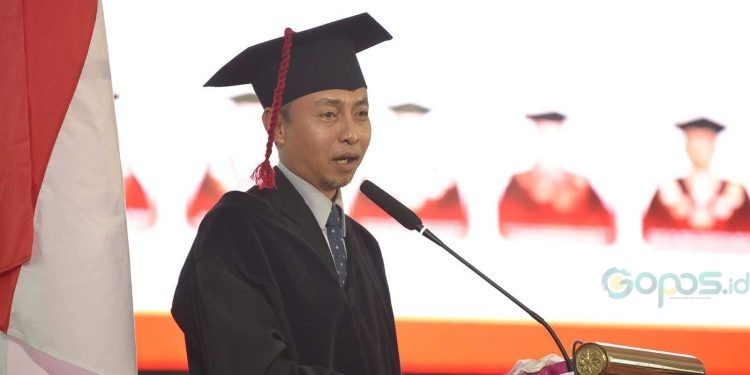 Prof Nurdin saat memberikan Orasi Ilmaih di Auditorium Foto: H.UNG