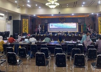 Foto beberapa kursi kosong saat rapat Banggar bersama TAPD di Aula I Dekot (Kamis/12/6/2025)