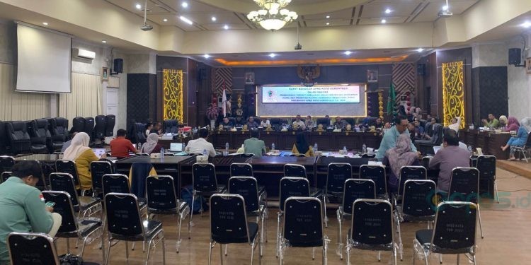 Foto beberapa kursi kosong saat rapat Banggar bersama TAPD di Aula I Dekot (Kamis/12/6/2025)