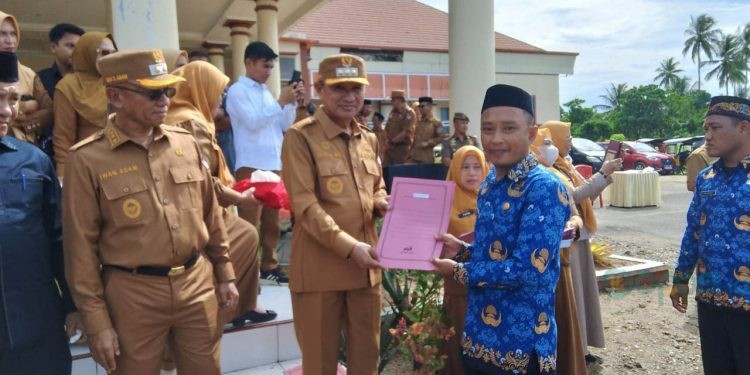 Bupati Pohuwato, Saipul Mbuinga, menyerahkan SK PPPK dan CPNS, berlangsung di halaman kontor bersama Bupati Pohuwato, Senin (02/06/2025) (Iwan Prokopim Pohuwato)