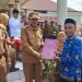 Bupati Pohuwato, Saipul Mbuinga, menyerahkan SK PPPK dan CPNS, berlangsung di halaman kontor bersama Bupati Pohuwato, Senin (02/06/2025) (Iwan Prokopim Pohuwato)