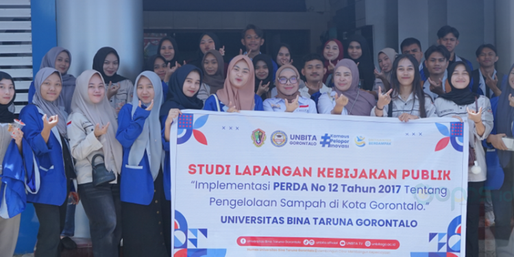 Rektor Dr Ellys Rachman S.Sos M.Si bersama sejumlah mahasiswa UNBITA Gorontalo saat berkunjung ke kantor DLH Kota Gorontalo.