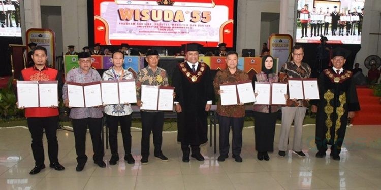 Rektor UNG Prof Eduar Wolok usai penandatanganan nota kesepahaman bersama tujuh mitra strategis.(F. UNG)