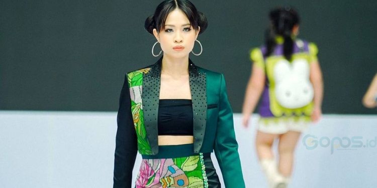 Niken Khairunissa Kamaru saat tampil pada  Ajang Indonesia fashion week (IFW) 2025.