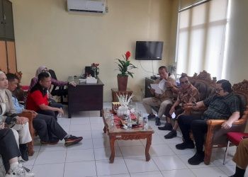 Kunjungan reses bersama rombongan di Kantor SAMSAT, Selasa (24/6/2025).(foto.isno/gopos)