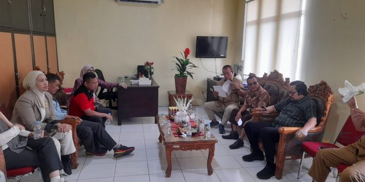Kunjungan reses bersama rombongan di Kantor SAMSAT, Selasa (24/6/2025).(foto.isno/gopos)