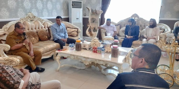Kegiatan reses di rumah dinas Wali Kota Gorontalo, Selasa (24/6/2024). (foto.isno/gopos)