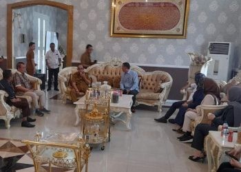 Pertemuan reses dengan Wali Kota Gorontalo, Adhan Dambea, anggota DPRD Provinsi Gorontalo dari Daerah Pemilihan (Dapil) I Kota Gorontalo . (foto.isno/gopos)