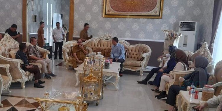 Pertemuan reses dengan Wali Kota Gorontalo, Adhan Dambea, anggota DPRD Provinsi Gorontalo dari Daerah Pemilihan (Dapil) I Kota Gorontalo . (foto.isno/gopos)