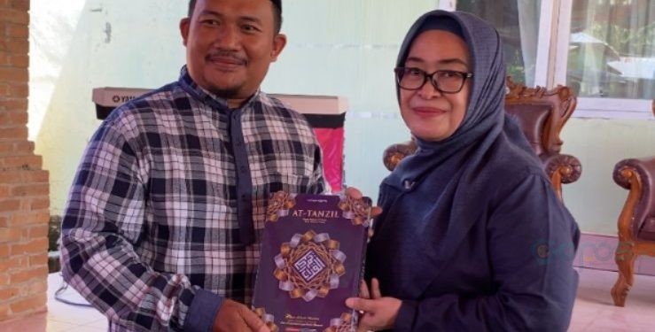 Sukardi Djamaludin saat menerima bantuan Iqro dan Alquran dari Anggota DPRD Provinsi Gorontalo, Lolly Yunus pada pelaksanaan Reses Masa Persidangan Ketiga Tahun 2024 2025 di Desa Toto Utara, Kecamatan Kabila, Kamis (26/6/2025). (Foto Adit)
