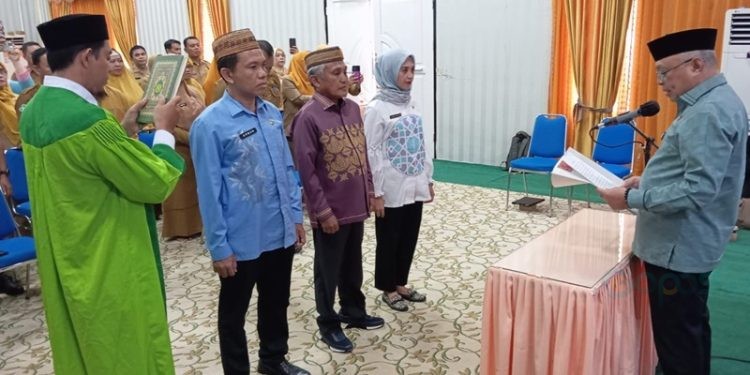 Bupati Gorontalo Sofyan Puhi saat melantik tiga dewan pengawas RS Dunda Limboto, Selasa (17/6/2025).