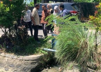 Sejumlah Anggota DPRD Kota Gorontalo dari dapil IV saat mengecek kondisi saluran air yang dikeluhkan warga setempat.(F. Rama Gopos)