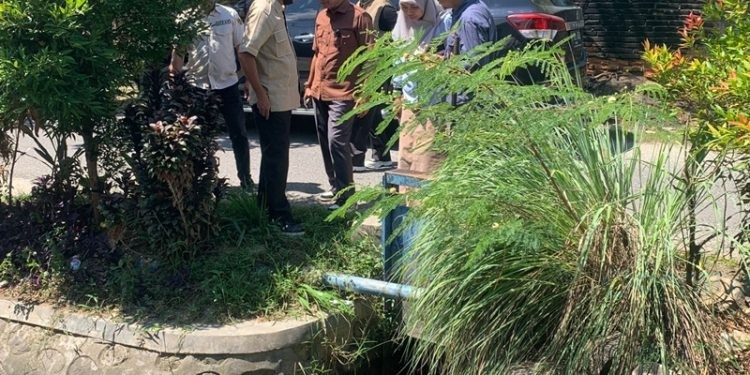 Sejumlah Anggota DPRD Kota Gorontalo dari dapil IV saat mengecek kondisi saluran air yang dikeluhkan warga setempat.(F. Rama Gopos)