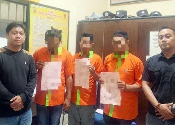 Tiga terduga pelaku penggelapan yang diamankan polisi. (foto.istimewa)