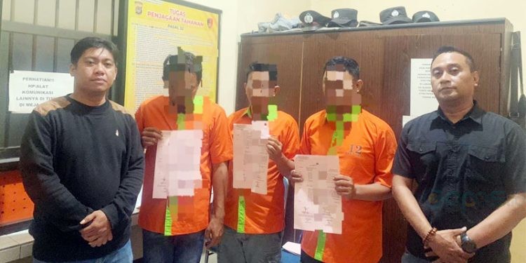 Tiga terduga pelaku penggelapan yang diamankan polisi. (foto.istimewa)