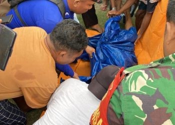 Mayat yang belum diketahui identitasnya saat dievakuasi oleh aparat di perairan Popayato, Kabupaten Pohuwato, Kamis (19/06/2025).(Istimewa)