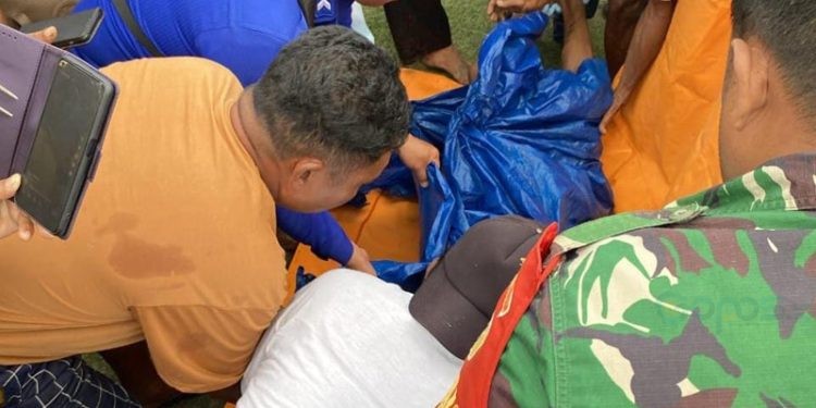 Mayat yang belum diketahui identitasnya saat dievakuasi oleh aparat di perairan Popayato, Kabupaten Pohuwato, Kamis (19/06/2025).(Istimewa)