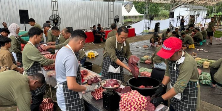 Sebanyak 91 ekor sapi dan 44 ekor kambing dikurbankan PT Pertamina Patra Niaga Regional Sulawesi, dengan daging kurban yang didistribusikan kepada masyarakat di wilayah ring I masing-masing unit operasi.(F. Pertamina)