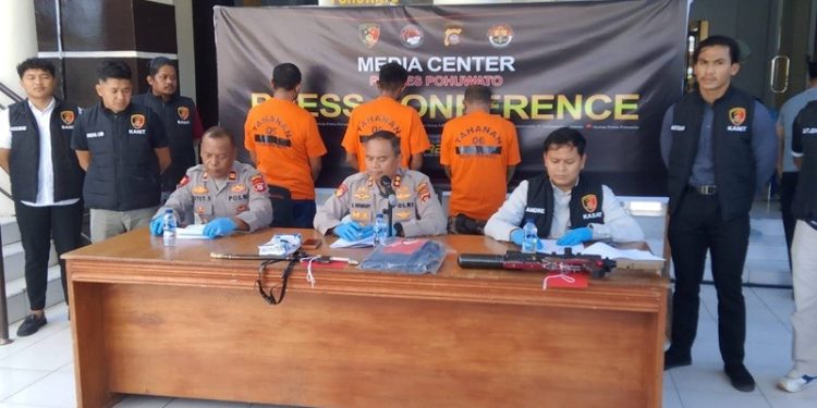 Tiga Pelaku penembakan dan pembacokan di lokasi tambang Popayato Barat, Jumat (20/06/2025) (Istimewa)