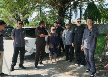 Sejumlah Anggota DPRD Kota Gorontalo Dapil IV saat meninjau jalan rusak di Jalan Taman Surya, Sabtu (28/6/2025)