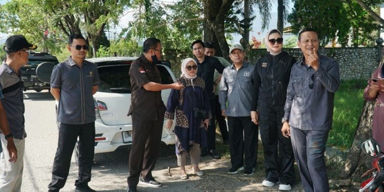 Sejumlah Anggota DPRD Kota Gorontalo Dapil IV saat meninjau jalan rusak di Jalan Taman Surya, Sabtu (28/6/2025)