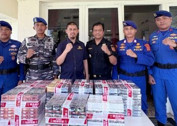 Polri, TNI AL dan Bea Cukai usai mengamankan roko ilegal di wilayah hukum Gorontalo berhasil digagalkan.(foto.istimewa)