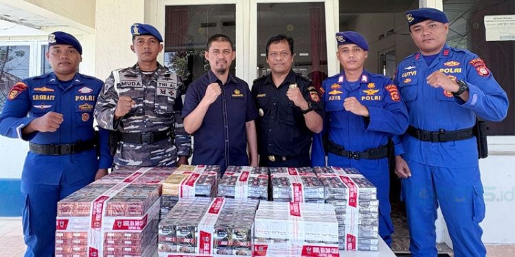 Polri, TNI AL dan Bea Cukai usai mengamankan roko ilegal di wilayah hukum Gorontalo berhasil digagalkan.(foto.istimewa)