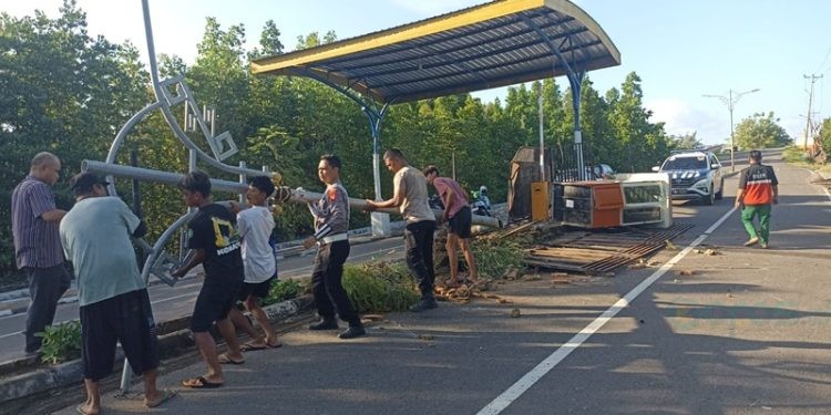 Portal masuk di lokasi wisata Pohon Cinta Marisa roboh setelah ditabrak sebuah mobil minibus, Senin (16/6/2025).