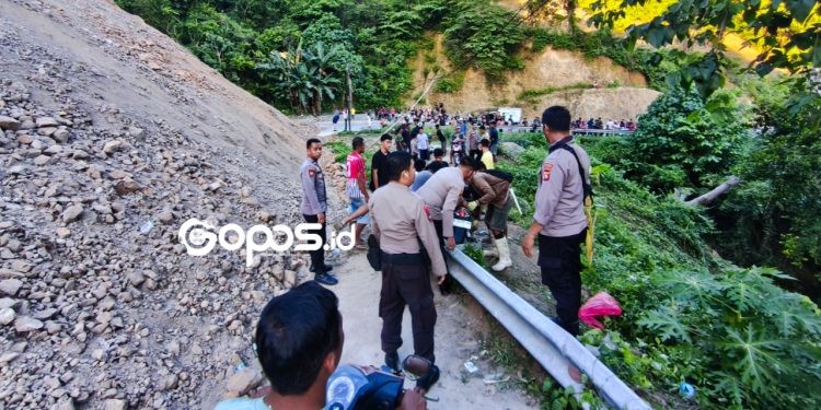 Warga dan Polisi Gotong Royong Angkut Kendaraan Roda Dua Lewati Longsor di Desa Olele