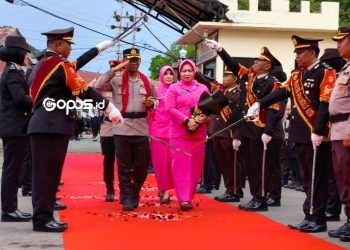 Tradisi pedang pora menyambut kedatangan Kapolresta Gorontalo Kota, Kombes Pol Suryono saat tiba di Polresta, Senin (7-7-2025).