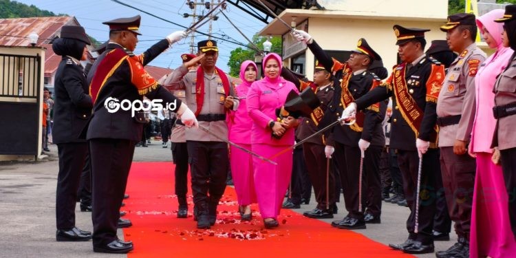 Tradisi pedang pora menyambut kedatangan Kapolresta Gorontalo Kota, Kombes Pol Suryono saat tiba di Polresta, Senin (7-7-2025).