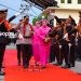 Tradisi pedang pora menyambut kedatangan Kapolresta Gorontalo Kota, Kombes Pol Suryono saat tiba di Polresta, Senin (7-7-2025).