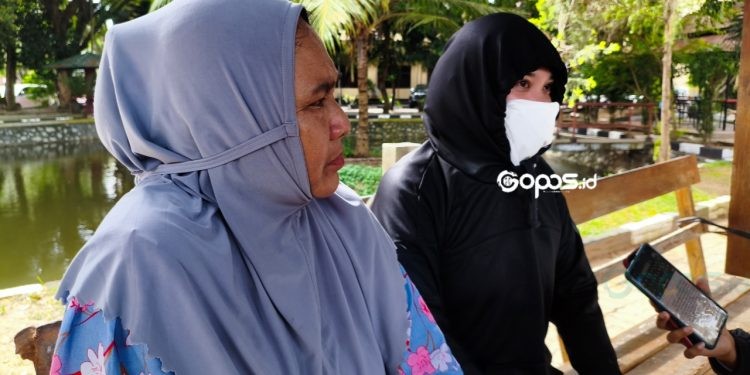 Korban VWS (kanan) ditemani ibu korban (kiri) saat diwawancarai awak media.