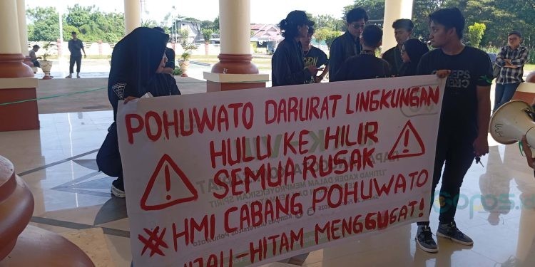 HMI Cabang Pohuwato melaksanakan aksi demo di depan kantor Bupati Pohuwato, Senin (21/07/2025) (Yusuf/Gopos)