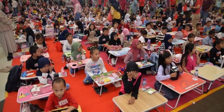 Suasana lomba mewarnai dan menggambar yang digelar Alfamart bekerjasama dengan SGM Eksplor yang digelar di Grand Sumberia Kota Gorontalo.