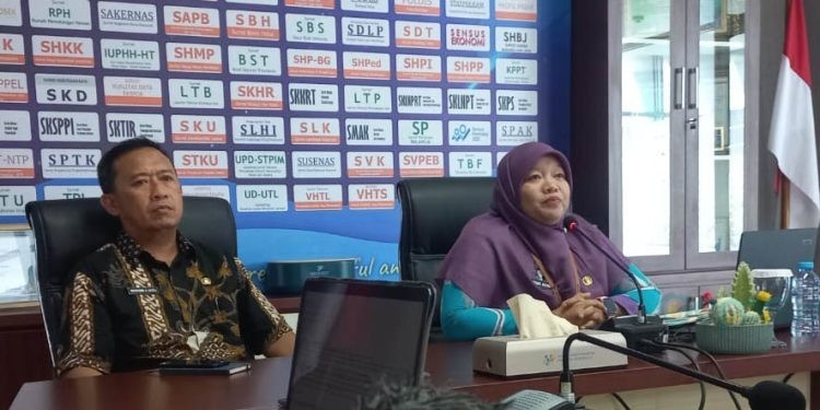 Kepala BPS Provinsi Gorontalo, Dwi Alwi Astuti (kanan) memberikan keterangan Berita Resmi Statistik Profil Kemiskinan di Provinsi Gorontalo Maret 2025, Jumat (25/7/2025).