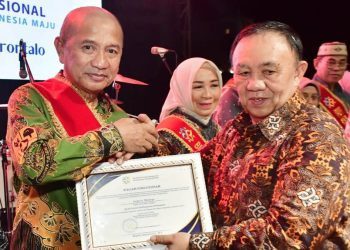 Bupati Pohuwato, Saipul Mbuinga, menerima penghargaan sebagai ayah gendre se-Provinsi Gorontalo, berlangsung di Cotimall Gorontalo, Minggu (14/07/2025) (Iwan Karim Prokopim Pohuwato)
