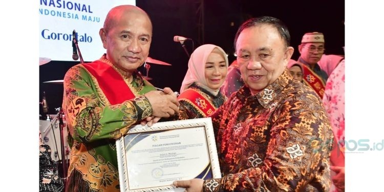 Bupati Pohuwato, Saipul Mbuinga, menerima penghargaan sebagai ayah gendre se-Provinsi Gorontalo, berlangsung di Cotimall Gorontalo, Minggu (14/07/2025) (Iwan Karim Prokopim Pohuwato)