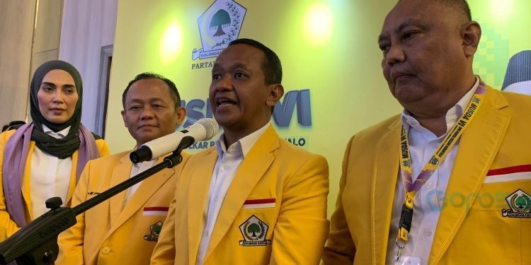 Ketua DPD I Golkar Gorontalo, Rusli Habibie (Kanan) mendampingi Ketua Umum DPP Golkar, Bahlil Lahadalia pada pembukaan Musda VI DPD I Golkar Gorontalo