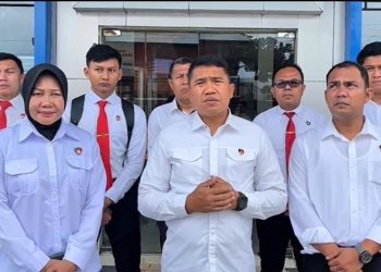 Dirreskrimsus Polda Gorontalo Kombes Pol Maruly Pardede (tengah) beserta PJU dan staf saat membesuk korban penganiayaan yang diduga oleh Satpol PP Kota Gorontalo di Rumah Sakit Multazam, Senin (7/7/2025).