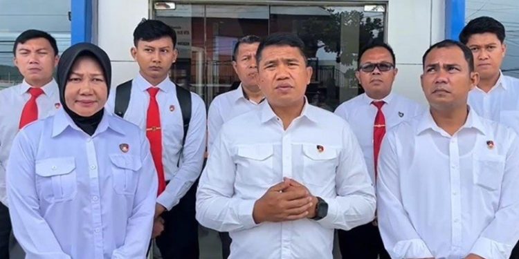 Dirreskrimsus Polda Gorontalo Kombes Pol Maruly Pardede (tengah) beserta PJU dan staf saat membesuk korban penganiayaan yang diduga oleh Satpol PP Kota Gorontalo di Rumah Sakit Multazam, Senin (7/7/2025).