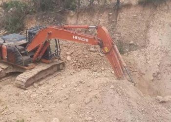 Alat satu alat berat Excavator melakukan aktivitas tambang Ilegal di Desa Teratai, Kecamatan Marisa, (Istimewa)